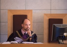 Łódź: Sąd skazał mężczyznę, który obcinał włosy pasażerkom w tramwaju
