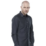 MAREK BORKOWSKI (Szymon Bobrowski) - Marek (35 lat) to zdolny, obdarzony lekkim piórem dziennikarz prasowy. Inteligentny, błyskotliwy przystojniak o nienagannych manierach i intrygującym błysku w oku, przyciągającym płeć przeciwną. Lubi imprezy i jest wytrawnym podrywaczem, jednak kobiety szybko go rozczarowują – zbyt łatwo mu ulegają. Marek pracuje w wydawnictwie
Dekker, ale zostaje zwolniony przez Jana Szwarca z powodu rzekomego złamania
zakazu pracy w konkurencji. Marek chce uzyskać odszkodowanie i trafia do kancelarii, w której pracuje Joanna. Zakochuje się w niej właśnie dlatego, że ona go odrzuca – chce od niego tylko seksu, bez żadnej intymności.
Budują związek trudny, pełen skrajnych uczuć i namiętności.