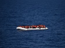 Masowy napływ migrantów do wybrzeży Włoch