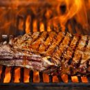 Męskie grillowanie. Jak przygotować idealny stek?