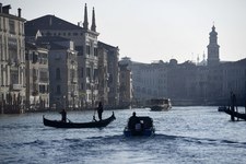 Metalowe bramki w Wenecji, by zatrzymać napływ turystów