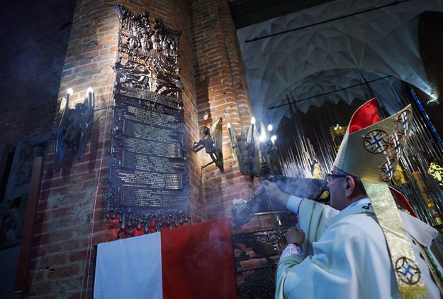 Metropolita gdański, arcybiskup Sławoj Leszek Głódź poświęcił Epitafium Smoleńskie /Adam Warżawa /PAP