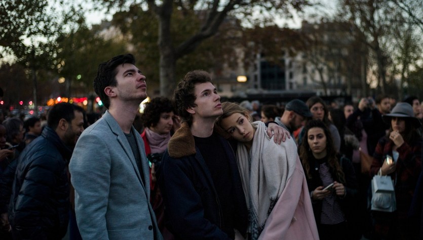 Mieszkańcy Paryża na Placu Republiki