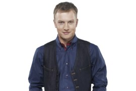 MIKOŁAJ STRABUŻYŃSKI - (Jakub Wesołowski) - Mikołaj to 22-letni technik budownictwa, „złota rączka”. Pracował w Anglii, teraz próbuje uruchomić swoją firmę w branży usług wykończeniowych. Szczery, mało skomplikowany chłopak, który traktuje życie swobodnie i z pewną nonszalancją. Nie mówi zbyt wiele, co nie oznacza, że jest głupi, ale z pewnością nie jest to również typ intelektualisty. Dla niego białe jest zawsze białe, a czarne jest czarne. Mikołaj kieruje się prostymi
zasadami: kumple są najważniejsi, kobiety trzeba szanować, w relacjach
z innymi trzeba być lojalnym. Jego pasją jest gra w rzutki, jest w tym
naprawdę dobry. Miał wiele dziewczyn, jednak po krótkiej znajomości z Karoliną
zakochuje się w niej po uszy. W jego oczach starsza od niego o 9 lat
Karolina jest kimś, kto zna wszystkie sekrety życia, a jednocześnie można
z nią fajnie spędzać czas. Mikołaj szybko zdaje sobie sprawę, że związek z kobietą
taką, jak Karolina, oznacza nie tylko pasmo seksualnych przyjemności, ale krok
w dorosłość i wiele poświęceń. 