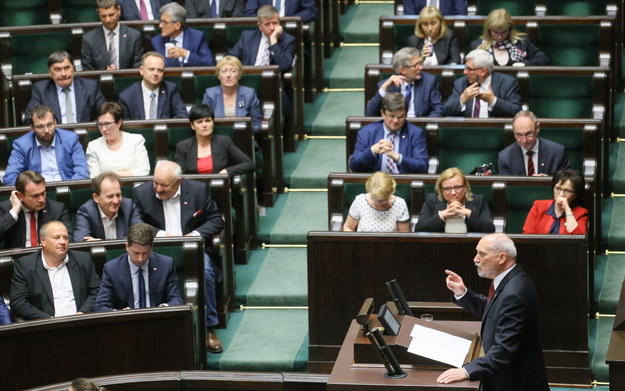 Minister obrony narodowej Antoni Macierewicz podczas posiedzenia Sejmu /Paweł Supernak /PAP