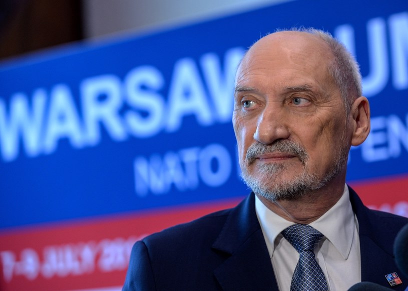 Antoni Macierewicz: Była próba penetracji przez dron Śródmieścia Warszawy Minister obrony narodowej Antoni Macierewicz /Marcin Obara /PAP