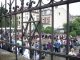Młodzi Żydzi pod synagogą na Kazimierzu. Ten widok troszkę podnosi na duchu po wszystkich trudnych emocjach...