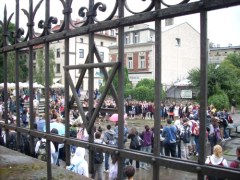 Młodzi Żydzi pod synagogą na Kazimierzu. Ten widok troszkę podnosi na duchu po wszystkich trudnych emocjach...