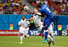 MŚ 2014: Włosi pokonali Anglików 2-1, "Balotelli zjadł Lwy"