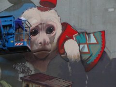 Mural na warszawskiej kamienicy