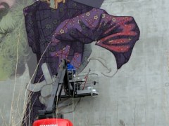 Mural na warszawskiej kamienicy