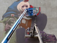 Mural na warszawskiej kamienicy