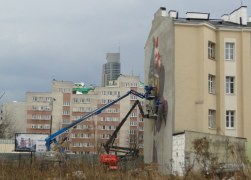 Mural na warszawskiej kamienicy