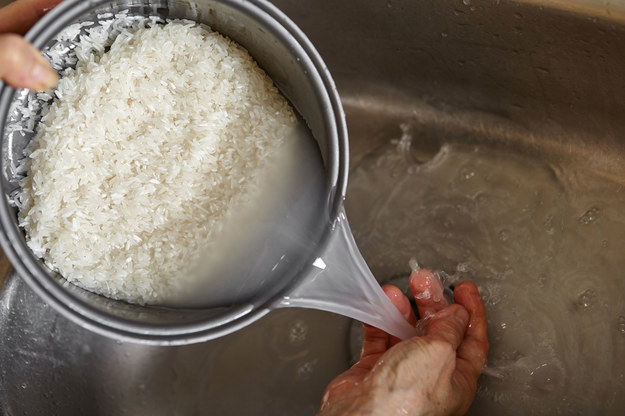 Na bazie wody z ugotowanego ryżu przygotujesz tani i prosty kosmetyk /123/RF PICSEL
