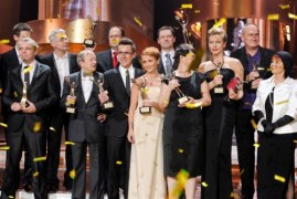 Na czternastą już galę rozdania Telekamer Tele Tygodnia, nagród przyznawanych przez widzów najpopularniejszym "twarzom" i produkcjom telewizyjnym, wszyscy czekali z wielkim zainteresowaniem. Telekamery są w tej chwili dla ludzi telewizji najbardziej wiarygodnym miernikiem ich popularności. Nic dziwnego, że wzbudzają ogromne emocje... 


Do ostatniej chwili nie było wiadomo, kto zwycięży w plebiscycie, choć można się było spodziewać, że w tym roku triumfować będzie przede wszystkim ekipa serialu "Barwy szczęścia". I tak też się stało! "Barwy szczęścia" zdobyły aż dwie statuetki (w kategoriach "Serial codzienny" i "Aktorka"). Sporym zaskoczeniem były natomiast wyniki głosowania w kategorii "Aktor" - Piotr Adamczyk wygrał z Andrzejem Młynarczykiem zaledwie 0,02% głosów.

Wśród 16 kategorii, w jakich rozdano Telekamery Tele Tygodnia, znalazły się aż 4 kategorie serialowe. 

