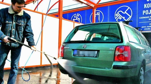 Ciśnieniowe mycie nadwozia szkodzi? Na myjniach bezdotykowych lepiej nie używać szczotek - piach zgromadzony w ich włosiu może rysować lakier. /Motor