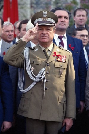 Na zdjęciu archiwalnym z 01.05.1984 r. minister spraw wewnętrznych gen. Czesław Kiszczak (C) w trakcie obchodów Święta Pracy w Warszawie /PAP/Grzegorz Rogiński /PAP