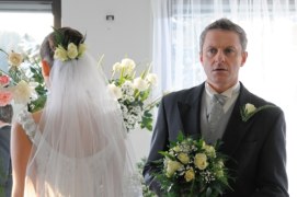 Nagle u jego boku Magda zobaczy pannę młodą, ubraną w piękną białą suknię z welonem na głowie. Jan będzie ją czule obejmował i całował. 