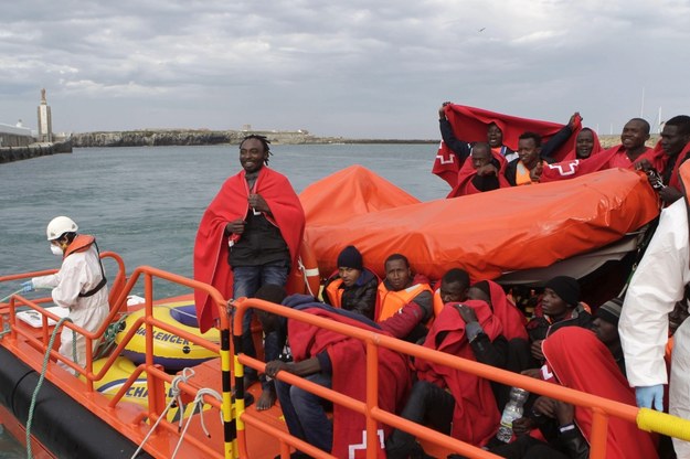 Nielegalni imigranci uratowani na morzu przez służby hiszpańskie /A. CARRASCO RAGEL /PAP/EPA