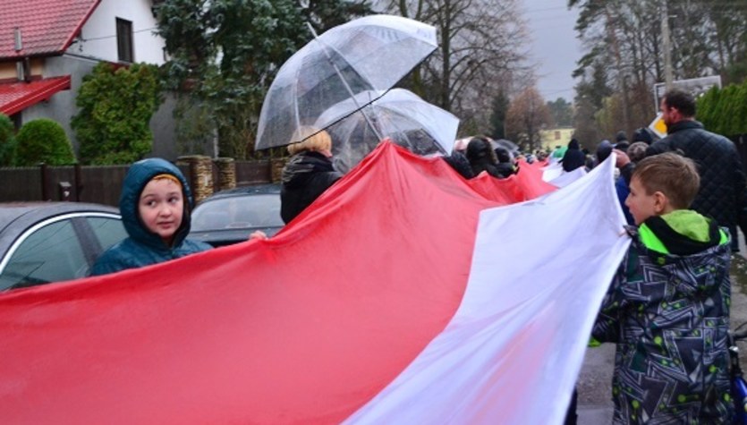 "Niepodległościówki", rekord w rozwinięciu najdłuższej flagi. Uczciliśmy Święto Niepodległości