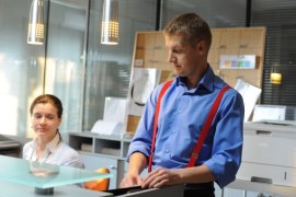Niewątpliwie kostium pomógł Rafałowi Mroczkowi wcielić się w nowego bohatera. - Zostałem ucharakteryzowany na typowego maklera w stylu amerykańskim z wypucowanymi na błysk tenisówkami, wyprasowaną koszulą i czerwonymi szelkami - wyjaśnia.