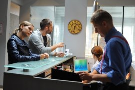 Niewątpliwie kostium pomógł Rafałowi Mroczkowi wcielić się w nowego bohatera. - Zostałem ucharakteryzowany na typowego maklera w stylu amerykańskim z wypucowanymi na błysk tenisówkami, wyprasowaną koszulą i czerwonymi szelkami - wyjaśnia.