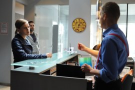Niewątpliwie kostium pomógł Rafałowi Mroczkowi wcielić się w nowego bohatera. - Zostałem ucharakteryzowany na typowego maklera w stylu amerykańskim z wypucowanymi na błysk tenisówkami, wyprasowaną koszulą i czerwonymi szelkami - wyjaśnia.