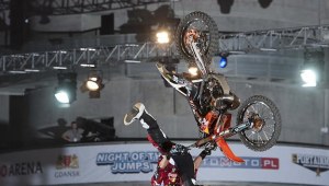 Nocne skoki na motocyklu