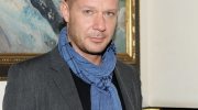 Nosił dredy i kolczyk w nosie!