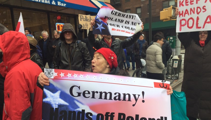 Nowy Jork: Protest Polaków przeciwko atakom na polską demokrację