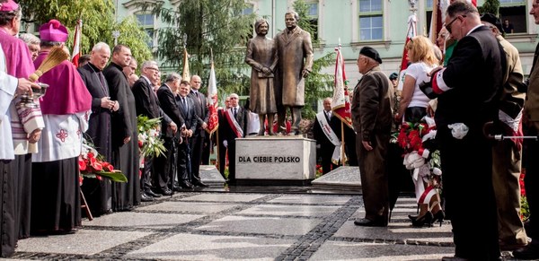 Kaczynski Poland statue