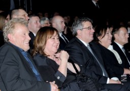 Oprócz prezydenta i premiera na widowni zasiedli przyjaciele i wierni fani Olbrychskiego: Andrzej Wajda, Adam Michnik, Olga Lipińska oraz mnóstwo znanych z ekranów gwiazd. Życzenia i gratulacje składali Jubilatowi m.in. Magdalena Zawadzka, czyli Krystyna Sobańska z „39 i pół”, Grażyna Wolszczak, czyli Barbara Brzozowska z „Na Wspólnej”, Sławomira Łozińska, czyli Barbara Jakubik-Grzelak z „Barw szczęścia”, Grażyna Szapołowska, czyli Urszula Podhorecka z „Rezydencji”, Małgorzata Socha, czyli Konstancja Grylak z „Prosto w serce”, Anna Cieślak, czyli Sylwia Łukaszewicz z „Ludzi Chudego”, Jakub Wesołowski, czyli komisarz Marek Bromski z „Komisarza Aleksa”, Stefan Friedmann, czyli Bednarski z kultowego serialu „Na kłopoty... Bednarski”, Michał Żebrowski, czyli doktor Falkowicz z „Na dobre i na złe”, Agnieszka Krukówna, czyli Gracja Modzelewska z „Rezydencji”, i Beata Rybotycka, czyli Grażyna Piotrowska z „Majki”.