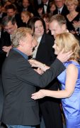 Oprócz prezydenta i premiera na widowni zasiedli przyjaciele i wierni fani Olbrychskiego: Andrzej Wajda, Adam Michnik, Olga Lipińska oraz mnóstwo znanych z ekranów gwiazd. Życzenia i gratulacje składali Jubilatowi m.in. Magdalena Zawadzka, czyli Krystyna Sobańska z „39 i pół”, Grażyna Wolszczak, czyli Barbara Brzozowska z „Na Wspólnej”, Sławomira Łozińska, czyli Barbara Jakubik-Grzelak z „Barw szczęścia”, Grażyna Szapołowska, czyli Urszula Podhorecka z „Rezydencji”, Małgorzata Socha, czyli Konstancja Grylak z „Prosto w serce”, Anna Cieślak, czyli Sylwia Łukaszewicz z „Ludzi Chudego”, Jakub Wesołowski, czyli komisarz Marek Bromski z „Komisarza Aleksa”, Stefan Friedmann, czyli Bednarski z kultowego serialu „Na kłopoty... Bednarski”, Michał Żebrowski, czyli doktor Falkowicz z „Na dobre i na złe”, Agnieszka Krukówna, czyli Gracja Modzelewska z „Rezydencji”, i Beata Rybotycka, czyli Grażyna Piotrowska z „Majki”.