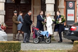 Opromienieni szczęściem będą chcieli powiedzieć sobie - tak. Jednak w tym kulminacyjnym momencie Jan (Wojciech Dąbrowski) podniesie larum, że Julcia zniknęła. Zdezorientowany będzie tłumaczył, że tylko na chwilę odwrócił się od wózka. Marysia wpadnie w histerię. Kto porwał jej dziecko?! Radość zniknie szybko również z twarzy Huberta, bo od razu będzie miał poczucie, że ktoś chce stanąć na drodze do jego szczęścia. Wkrótce rozpoczną się przesłuchania i żmudne policyjne śledztwo. Pierwsze podejrzenia padną na Pawła (Mikołaj Krawczyk). Ostatnimi czasy odgrażał się przecież, że odbierze córkę Marysi. Jednak szybko okaże się, że ma alibi. A więc kim jest porywacz? Dlaczego odebrał Marysi dziecko i popsuł ślubną uroczystość? Policja bezradnie rozłoży w tej sprawie ręce. Jak skończy się ta historia - do zobaczenia w lutym w Polsacie.