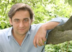 Ostatnio Robert Gonera zapowiedział, że zamierza na pewien czas zrezygnować z aktorstwa. Chce pisać scenariusze i poświęcić się festiwalowi „Interscenario”, którego jest pomysłodawcą. Czy znajdzie też czas, by znów chwycić za pióro i pisać wiersze?