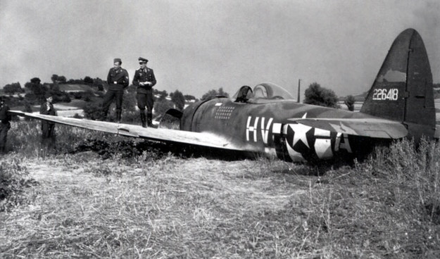 P-47D Thunderbolt Gabreskiego po awaryjnym lądowaniu w Niemczech /Bundesarchiv /materiały prasowe
