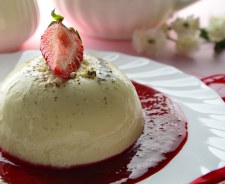 Panna cotta z musem truskawkowym