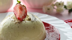 Panna cotta z musem truskawkowym