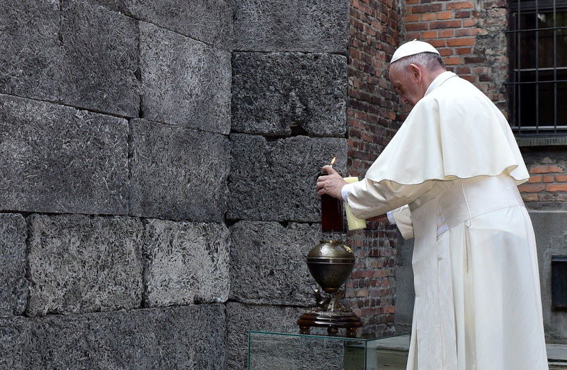 Papież Franciszek zapala świecę przy Ścianie Śmierci na dziedzińcu między blokiem 10 i 11 w byłym niemieckim, nazistowskim obozie zagłady Auschwitz I /Radek Pietruszka /PAP