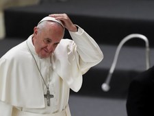 ​Papież krytykuje przywiązanie księży do strojów i światowego życia