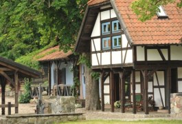 Pensjonat, w którym mieszka i przyjmuje letników główna bohaterka serialu (Joanna Brodzik), znany jest miłośnikom mazurskich szlaków jako Stary Młyn – urocze, pełne magii i niezwykłego nastroju miejsce położone w okolicy jezior i najwyższego wzniesienia Mazur, Góry Dylewskiej. Znajduje się ono w Nastajkach niedaleko Ostródy, zaledwie kilometr od drogi krajowej nr 15 prowadzącej do Torunia.