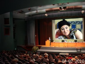 Pewnego dnia poszlam ze swoimi znajomymi ..do kina.Pojechalismy do Brukseli poniewaz po seansie chcialysmy pojsc sobie jeszcze do karaoke(w koncu byl wekend)wiec...swiatla nareszcie gasza...ekran jasnieje....i zaraz potem kolezanka zaczyna mnie szturchac,zla na nia bo zabolal mnie ten szturchaniec mowie;czego chcesz dziewczyno.???A Ona ,nie mogac wymowic, ani jesnego slowa(co jeszcze nigdy jej sie nie zdarzylo,bno to naj.wieksza papla z Nas)pokazuje mi tylko palcem na ekran.moj wzrok poszedl w kierunku jej koscistego  palucha ....i....obodzilam sie!!!! Wsciekla na caly swiat,nawet na kolezanki z ktorymi wtedy bylam...w moim snie! Ale tylko do czasu wypicia pierwszej kawki...oj coz to byl za sen...szkoda ,ze nie wiem jak mogl sie potoczyc.....Jednak sny to piekna rzecz,prawda???