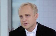 Piotr Adamczyk adoptuje