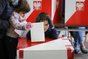 PKW podała frekwencję na godz. 17, najwięcej osób zagłosowało w Warszawie 