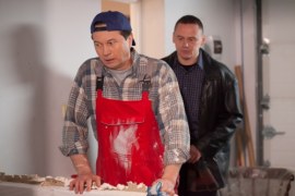 Podczas remontowania domu jednego z klientów Ryszarda rozboli głowa. Przyjaciel Mariusz (Mariusz Krzemiński) przyniesie mu proszek przeciwbólowy. 