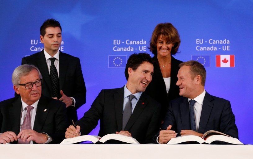 Podpisanie umowy CETA. Jean-Claude Juncker, Justin Trudeau, Donald Tusk /AFP