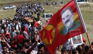 Pogrzeb jednej z ofiar eksplozji na wiecu przedwyborczym prokurdyjskiej Ludowej Partii Demokratycznej (HDP) w Diyarbakir /SEDAT SUNA /PAP/EPA