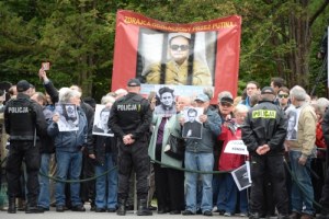 Pogrzeb Wojciecha Jaruzelskiego. Salwy honorowe, a w tle gwizdy i buczenie