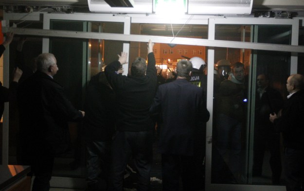 Policja powstrzymuje protestujących górników przed wtargnięciem do siedziby Jastrzębskiej Spółki Węglowej /PAP/Andrzej Grygiel    /PAP