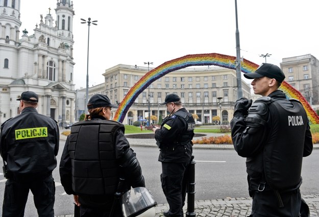 Policja przy słynnej Tęczy na Placu Zbawiciela w Warszawie /Marcin Obara /PAP